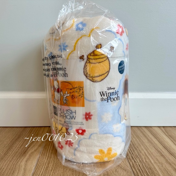Disney Winnie the Pooh Oversized Plush Throw Blanket 5x6 ft - Picture 6 of 9